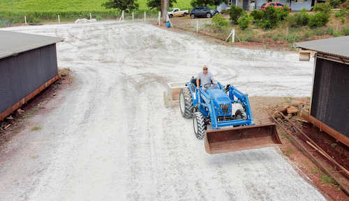 Tratores elevam a eficiência no manejo da avicultura
