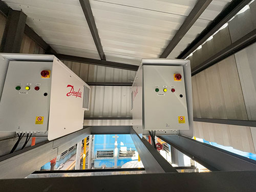 Implementação de sistema automatizado de purga garante até 39% de redução no consumo de amônia, redução em até 7% no consumo de energia, aumento da segurança operacional e maior estabilidade no processo de refrigeração industrial.