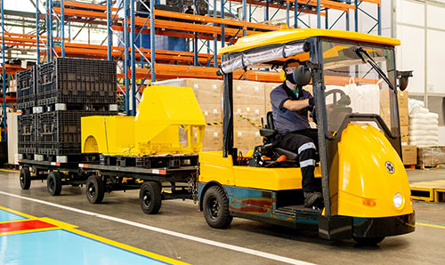 Rebocadores elétricos: ergonomia, força e sustentabilidade na intralogística