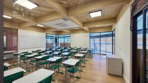 Projeto em madeira engenheirada expressa visão contemporânea de arquitetura educacional em escola de São Sebastião (SP)