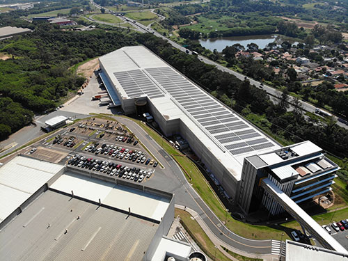 Como a energia solar pode reduzir custos para as empresas