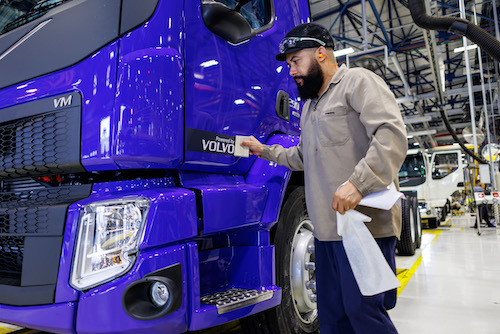 Volvo anuncia R$ 2,5 bilhões em investimentos no Brasil, mesmo prevendo mercado menor em 2026