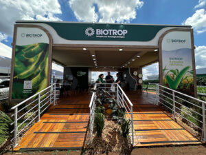 Biotrop leva o poder dos biológicos ao 38° Show Rural Coopavel, em Cascavel (PR) Disseminar conhecimento sobre os produtos biológicos e aumentar o índice de adoção são prioridades da empresa no evento Líder em tecnologias biológicas para a agricultura, a Biotrop estará na 38ª edição do Show Rural Coopavel, de 9 a 13 de fevereiro, em Cascavel (PR), com o foco de disseminar conhecimento para aumento da produção sustentável, com respeito ao meio ambiente e às pessoas. Nesse sentido, a presença da empresa no evento também objetiva a troca de experiências com agricultores e profissionais. “Nossa proposta é impactar os agricultores que buscam inovação, tecnologias modernas, novas práticas de manejo, sustentabilidade e eficiência, fatores intrínsecos ao aumento de rentabilidade das lavouras”, destaca Cézar Farias, gerente de marketing da Biotrop. Elevar o nível de adoção dos insumos biológicos é um dos pilares da atuação da empresa. Para isso, é importante informar os produtores para que conheçam tecnicamente o potencial dos biológicos não apenas no combate aos desafios fitossanitários, mas também no aumento da produtividade. Como parte dessa estratégia, a Biotrop coloca no mercado novos produtos inovadores em todas as safras. “Sendo uma excelente vitrine, o Show Rural Coopavel é o palco perfeito para este momento. Convidamos os agricultores a visitar o nosso estande e ter acesso à área de campo para verificarem com os próprios olhos o poder dos biológicos”, assinala o gerente da Biotrop. Biotrop no Show Rural Evento: 38° Show Rural Coopavel Data: de 9 a 13 de fevereiro de 2026 Endereço: Rodovia BR-277, KM 577 – Cascavel (PR) Sobre a Biotrop De origem brasileira e com atuação integralmente voltada a soluções biológicas e naturais para o agronegócio, a BIOTROP é reconhecida entre as líderes do segmento. Guiada por um forte DNA de inovação, conta com Centros de pesquisa no Brasil e no exterior, além de modernos Centros Avançados de Multiplicação de Microrganismos em Curitiba (PR) e Jaguariúna (SP). Com uma ampla rede de distribuidores parceiros no Brasil e em forte expansão internacional, oferece aos agricultores de diferentes países tecnologias que impulsionam uma agricultura sustentável, produtiva e rentável. Desde 2023, integra o Grupo BioFirst, líder global em tecnologias biológicas e naturais, presente em mais de 70 países. Mais informações: https://biotrop.com.br/ Irvin Dias Texto Comunicação Corporativa