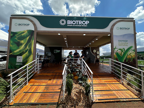 Biotrop leva o poder dos biológicos ao 38° Show Rural Coopavel, em Cascavel (PR) Disseminar conhecimento sobre os produtos biológicos e aumentar o índice de adoção são prioridades da empresa no evento Líder em tecnologias biológicas para a agricultura, a Biotrop estará na 38ª edição do Show Rural Coopavel, de 9 a 13 de fevereiro, em Cascavel (PR), com o foco de disseminar conhecimento para aumento da produção sustentável, com respeito ao meio ambiente e às pessoas. Nesse sentido, a presença da empresa no evento também objetiva a troca de experiências com agricultores e profissionais. “Nossa proposta é impactar os agricultores que buscam inovação, tecnologias modernas, novas práticas de manejo, sustentabilidade e eficiência, fatores intrínsecos ao aumento de rentabilidade das lavouras”, destaca Cézar Farias, gerente de marketing da Biotrop. Elevar o nível de adoção dos insumos biológicos é um dos pilares da atuação da empresa. Para isso, é importante informar os produtores para que conheçam tecnicamente o potencial dos biológicos não apenas no combate aos desafios fitossanitários, mas também no aumento da produtividade. Como parte dessa estratégia, a Biotrop coloca no mercado novos produtos inovadores em todas as safras. “Sendo uma excelente vitrine, o Show Rural Coopavel é o palco perfeito para este momento. Convidamos os agricultores a visitar o nosso estande e ter acesso à área de campo para verificarem com os próprios olhos o poder dos biológicos”, assinala o gerente da Biotrop. Biotrop no Show Rural Evento: 38° Show Rural Coopavel Data: de 9 a 13 de fevereiro de 2026 Endereço: Rodovia BR-277, KM 577 – Cascavel (PR) Sobre a Biotrop De origem brasileira e com atuação integralmente voltada a soluções biológicas e naturais para o agronegócio, a BIOTROP é reconhecida entre as líderes do segmento. Guiada por um forte DNA de inovação, conta com Centros de pesquisa no Brasil e no exterior, além de modernos Centros Avançados de Multiplicação de Microrganismos em Curitiba (PR) e Jaguariúna (SP). Com uma ampla rede de distribuidores parceiros no Brasil e em forte expansão internacional, oferece aos agricultores de diferentes países tecnologias que impulsionam uma agricultura sustentável, produtiva e rentável. Desde 2023, integra o Grupo BioFirst, líder global em tecnologias biológicas e naturais, presente em mais de 70 países. Mais informações: https://biotrop.com.br/ Irvin Dias Texto Comunicação Corporativa