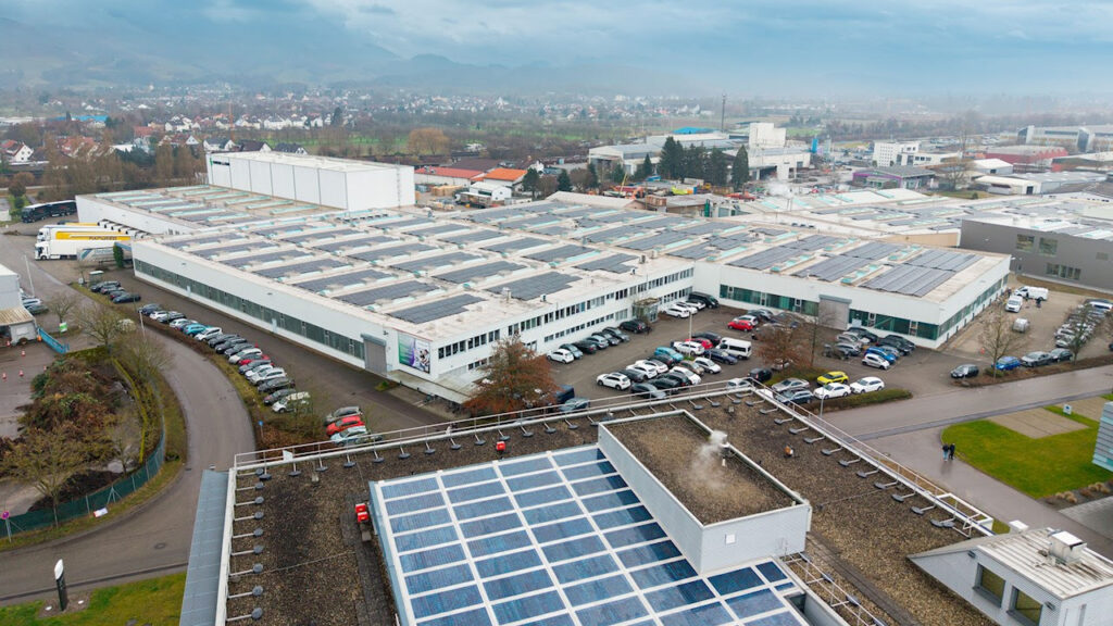 Unidade da ABB em Sasbach reduz emissões e fortalece resiliência energética no âmbito do programa Mission to Zero™