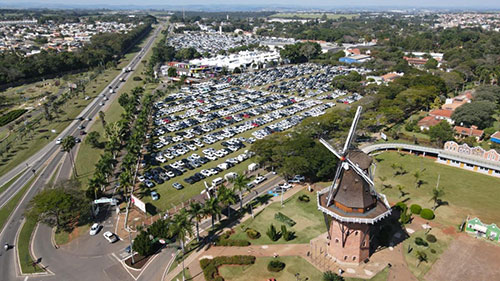 A HORTITEC – Exposição Técnica de Horticultura, Cultivo Protegido e Culturas Intensivas – chega à sua 31ª edição neste 2026 reafirmada como o principal encontro do setor hortifrutícola no Brasil e um dos mais relevantes da América Latina. Marcada para os dias 17, 18 e 19 de junho, em Holambra (SP), a feira, que no ano passado passou por ampliação estrutural, já está com todos os espaços comercializados, evidenciando a força do agronegócio brasileiro e o comprometimento de produtores, empresas e instituições com tecnologia, inovação e geração de negócios. A expectativa é receber 32 mil visitantes e movimentar cerca de R$ 750 milhões. Nesta edição, a HORTITEC reunirá 520 empresas expositoras, nacionais e internacionais, apresentando um portfólio amplo e altamente especializado. O público encontrará desde novas variedades de frutas, legumes, verduras e flores até soluções avançadas para manejo de mudas, uso eficiente de água e energia, irrigação de precisão, cultivo protegido e tecnologias digitais aplicadas ao campo.