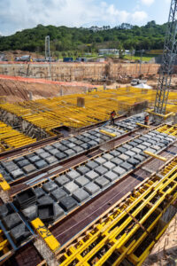 Com oito torres em execução simultânea, empreendimento se posiciona entre as obras de maior complexidade em andamento na Praia Brava, em Itajaí, litoral norte de Santa Catarina