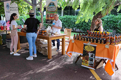 Programação e autoridades Rodadas de negócios, palestras, apresentações de tratores novos e antigos, demonstrações técnicas de campo, espaço kids, brinquedos rurais e praça de alimentação com música ao vivo também constam na programação. No dia 27 de março, às 19h30, o Secretário de Estado de Agricultura, Pecuária e Abastecimento do Paraná, Marcio Nunes, realizará uma palestra no evento e vai falar sobre as políticas públicas e incentivo à produção vegetal e animal no Paraná. Órgãos públicos como a Federação dos Trabalhadores Rurais Agricultores Familiares do Estado do Paraná (Fetaep), Federação da Agricultura do Estado do Paraná (FAEP), Serviço Nacional de Aprendizagem Rural do Paraná (Senar-PR), Ordem dos Advogados do Brasil (OAB) e Ministério Público do Paraná também estarão presentes. O evento tem o apoio da Mútua, caixa de assistência dos profissionais do Conselho Regional de Engenharia e Agronomia (CREA), e da Prefeitura Municipal de Campo Mourão. Feira de Ciências e premiação Outra novidade deste ano é a I Feira de Ciências, Tecnologia e Inovação, voltada a estudantes do Ensino Médio de escolas públicas e particulares de Campo Mourão. Uma comissão julgadora está avaliando os projetos enviados sobre sustentabilidade no campo e vai premiar com R$ 1.000,00 o primeiro lugar, R$ 700,00 o segundo e R$ 500,00 o terceiro colocado. “O evento é uma oportunidade para fazer networking, negócios, conhecer as novidades do setor agropecuário e também um momento de lazer para a família”, destaca Marcelo Picoli, coordenador da área de Agrárias e do curso de Agronomia do Centro Universitário Integrado de Campo Mourão (PR). A edição deste ano celebra ainda os 40 anos de fundação do Grupo Integrado. Perspectivas e desafios O agronegócio brasileiro vive em 2026 um ponto de inflexão. Após um ciclo de expansão acelerado por preços altos e demanda externa, o setor agora encara margens mais estreitas, custos elevados e instabilidades geopolíticas. Segundo Marcelo Picoli, neste cenário de transição, os pilares que definem o sucesso do produtor incluem o foco na eficiência para recuperar a rentabilidade, investimentos em resiliência climática, robustez nos seguros agrícolas e o fortalecimento das cooperativas e estratégias de compras coletivas. Ao mesmo tempo, tendências como os biocombustíveis, créditos de carbono, inteligência artificial e rastreabilidade consolidam-se como as novas fronteiras de valor agregado e transparência exigidas pelo mercado. “Em 2026, o Brasil reafirma sua posição como celeiro do mundo, mas com uma transição: sai a força bruta da produção e entra a excelência da gestão”, ressalta Picoli. Soluções para o agronegócio Para auxiliar estudantes e produtores neste contexto, a BeAgro Integrado — primeira vertical do agronegócio no Brasil — terá um espaço exclusivo no evento. A BeAgro Integrado oferece soluções para a carreira do acadêmico de Agronomia, desde a graduação até a vida profissional, desenvolve ciência, tecnologia e auxilia quem atua no campo. Outro grande diferencial oferecido pelo Centro Universitário Integrado é o programa de dupla titulação, em parceria com o Instituto Politécnico de Santarém (Portugal). A iniciativa permite que os estudantes obtenham o diploma de Agronomia pelo Integrado e o diploma de mestre em Agronomia em Portugal, ampliando oportunidades nos mercados brasileiro e europeu. “Com todos esses atrativos, ajudamos a desenvolver ainda mais o segmento no Brasil. A XXIII Feira Agropecuária Integrado é a oportunidade ideal para conectar visitantes às principais tendências do agronegócio”, complementa Marcelo Picoli. Serviço O que: XXIII Feira Agropecuária Integrado Quando: Dias 27 e 28 de março, das 9h às 17h Onde: No Eco Campus do Centro Universitário Integrado [Rua Lauro de Oliveira Souza, 440, Área Urbanizada II, Campo Mourão-PR] Quanto custa: A entrada é gratuita Sobre o Centro Universitário Integrado O Centro Universitário Integrado oferta ensino superior de excelência. A instituição tem nota máxima (5) no Ministério da Educação (MEC), é reconhecida como o melhor Centro Universitário do Paraná (CPC/MEC) e figura entre as mais sustentáveis do Brasil (ranking UI GreenMetric). Sediado em Campo Mourão (PR), com presença no Paraná, Mato Grosso do Sul e Amapá, o Centro Universitário Integrado proporciona educação de vanguarda em mais de 60 cursos de graduação — incluindo Medicina, Agronomia, Odontologia e Direito — e em mais de 70 cursos de pós-graduação. A formação multidisciplinar oferecida ajuda a transformar vidas e está conectada às demandas do mercado global. A instituição de ensino superior possui estrutura moderna, laboratórios com tecnologia de ponta, ecossistema próprio de inovação, pesquisa e fomento ao empreendedorismo, frente de investimento em startups, professores mestres e doutores com vivência prática e experiência profissional. O Centro Universitário Integrado faz parte do Grupo Integrado, que em 2026 completa 40 anos e engloba o Colégio Integrado, o Instituto Integrado de Ciência e Tecnologia (IN2), a Integrado Genética, as plataformas Super Professor e Coonect.se e a Faculdade Integrado de Macapá. Sugestão de legenda XXIII Feira Agropecuária em Campo Mourão (PR) vai reunir, nos dias 27 e 28 de março, cerca de 120 empresas e apresentar as novidades do setor; público esperado é de 6 mil visitantes Crédito das fotos Centro Universitário Integrado Relacionamento com a imprensa | www.grupointegrado.br Mem Comunicação - www.memcomunicacao.com.br João Alécio Mem – (41) 9 9124-9748 joaoalecioassessoria@gmail.com Marlise Groth Mem - (41) 9 9908-0511 marliseassessoria@gmail.com Jornalismo / Assessoria de Imprensa / Consultoria em Comunicação e Eventos / Produção e Revisão de Conteúdo @mem_e_mem_agencia_de_noticias