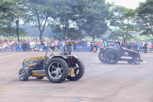 Programação e autoridades Rodadas de negócios, palestras, apresentações de tratores novos e antigos, demonstrações técnicas de campo, espaço kids, brinquedos rurais e praça de alimentação com música ao vivo também constam na programação. No dia 27 de março, às 19h30, o Secretário de Estado de Agricultura, Pecuária e Abastecimento do Paraná, Marcio Nunes, realizará uma palestra no evento e vai falar sobre as políticas públicas e incentivo à produção vegetal e animal no Paraná. Órgãos públicos como a Federação dos Trabalhadores Rurais Agricultores Familiares do Estado do Paraná (Fetaep), Federação da Agricultura do Estado do Paraná (FAEP), Serviço Nacional de Aprendizagem Rural do Paraná (Senar-PR), Ordem dos Advogados do Brasil (OAB) e Ministério Público do Paraná também estarão presentes. O evento tem o apoio da Mútua, caixa de assistência dos profissionais do Conselho Regional de Engenharia e Agronomia (CREA), e da Prefeitura Municipal de Campo Mourão. Feira de Ciências e premiação Outra novidade deste ano é a I Feira de Ciências, Tecnologia e Inovação, voltada a estudantes do Ensino Médio de escolas públicas e particulares de Campo Mourão. Uma comissão julgadora está avaliando os projetos enviados sobre sustentabilidade no campo e vai premiar com R$ 1.000,00 o primeiro lugar, R$ 700,00 o segundo e R$ 500,00 o terceiro colocado. “O evento é uma oportunidade para fazer networking, negócios, conhecer as novidades do setor agropecuário e também um momento de lazer para a família”, destaca Marcelo Picoli, coordenador da área de Agrárias e do curso de Agronomia do Centro Universitário Integrado de Campo Mourão (PR). A edição deste ano celebra ainda os 40 anos de fundação do Grupo Integrado. Perspectivas e desafios O agronegócio brasileiro vive em 2026 um ponto de inflexão. Após um ciclo de expansão acelerado por preços altos e demanda externa, o setor agora encara margens mais estreitas, custos elevados e instabilidades geopolíticas. Segundo Marcelo Picoli, neste cenário de transição, os pilares que definem o sucesso do produtor incluem o foco na eficiência para recuperar a rentabilidade, investimentos em resiliência climática, robustez nos seguros agrícolas e o fortalecimento das cooperativas e estratégias de compras coletivas. Ao mesmo tempo, tendências como os biocombustíveis, créditos de carbono, inteligência artificial e rastreabilidade consolidam-se como as novas fronteiras de valor agregado e transparência exigidas pelo mercado. “Em 2026, o Brasil reafirma sua posição como celeiro do mundo, mas com uma transição: sai a força bruta da produção e entra a excelência da gestão”, ressalta Picoli. Soluções para o agronegócio Para auxiliar estudantes e produtores neste contexto, a BeAgro Integrado — primeira vertical do agronegócio no Brasil — terá um espaço exclusivo no evento. A BeAgro Integrado oferece soluções para a carreira do acadêmico de Agronomia, desde a graduação até a vida profissional, desenvolve ciência, tecnologia e auxilia quem atua no campo. Outro grande diferencial oferecido pelo Centro Universitário Integrado é o programa de dupla titulação, em parceria com o Instituto Politécnico de Santarém (Portugal). A iniciativa permite que os estudantes obtenham o diploma de Agronomia pelo Integrado e o diploma de mestre em Agronomia em Portugal, ampliando oportunidades nos mercados brasileiro e europeu. “Com todos esses atrativos, ajudamos a desenvolver ainda mais o segmento no Brasil. A XXIII Feira Agropecuária Integrado é a oportunidade ideal para conectar visitantes às principais tendências do agronegócio”, complementa Marcelo Picoli. Serviço O que: XXIII Feira Agropecuária Integrado Quando: Dias 27 e 28 de março, das 9h às 17h Onde: No Eco Campus do Centro Universitário Integrado [Rua Lauro de Oliveira Souza, 440, Área Urbanizada II, Campo Mourão-PR] Quanto custa: A entrada é gratuita Sobre o Centro Universitário Integrado O Centro Universitário Integrado oferta ensino superior de excelência. A instituição tem nota máxima (5) no Ministério da Educação (MEC), é reconhecida como o melhor Centro Universitário do Paraná (CPC/MEC) e figura entre as mais sustentáveis do Brasil (ranking UI GreenMetric). Sediado em Campo Mourão (PR), com presença no Paraná, Mato Grosso do Sul e Amapá, o Centro Universitário Integrado proporciona educação de vanguarda em mais de 60 cursos de graduação — incluindo Medicina, Agronomia, Odontologia e Direito — e em mais de 70 cursos de pós-graduação. A formação multidisciplinar oferecida ajuda a transformar vidas e está conectada às demandas do mercado global. A instituição de ensino superior possui estrutura moderna, laboratórios com tecnologia de ponta, ecossistema próprio de inovação, pesquisa e fomento ao empreendedorismo, frente de investimento em startups, professores mestres e doutores com vivência prática e experiência profissional. O Centro Universitário Integrado faz parte do Grupo Integrado, que em 2026 completa 40 anos e engloba o Colégio Integrado, o Instituto Integrado de Ciência e Tecnologia (IN2), a Integrado Genética, as plataformas Super Professor e Coonect.se e a Faculdade Integrado de Macapá. Sugestão de legenda XXIII Feira Agropecuária em Campo Mourão (PR) vai reunir, nos dias 27 e 28 de março, cerca de 120 empresas e apresentar as novidades do setor; público esperado é de 6 mil visitantes Crédito das fotos Centro Universitário Integrado Relacionamento com a imprensa | www.grupointegrado.br Mem Comunicação - www.memcomunicacao.com.br João Alécio Mem – (41) 9 9124-9748 joaoalecioassessoria@gmail.com Marlise Groth Mem - (41) 9 9908-0511 marliseassessoria@gmail.com Jornalismo / Assessoria de Imprensa / Consultoria em Comunicação e Eventos / Produção e Revisão de Conteúdo @mem_e_mem_agencia_de_noticias