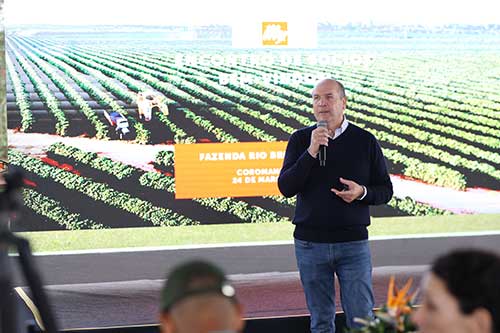 Práticas que favorecem o sequestro de carbonoEntre as estratégias com maior potencial estão os sistemas com plantas de cobertura, como braquiária e misturas de espécies. Essas práticas contribuem para o aumento do sequestro de carbono no solo e ajudam a reduzir emissões de gases de efeito estufa, além de trazer benefícios agronômicos para a produtividade das lavouras. Embora o sequestro de carbono dependa de fatores como clima, características do solo e manejo agrícola, o uso de modelos avançados aliado ao monitoramento contínuo em campo amplia a capacidade de prever cenários e orientar decisões produtivas diante dos desafios das mudanças climáticas. O encontro foi realizado na Fazenda Rio Brilhante Café, reconhecida por sua atuação em agricultura regenerativa. A propriedade é a primeira fazenda de café com certificação regenagri® em 100% de seus processos de produção, gestão e fornecimento. Na propriedade está em desenvolvimento um projeto de pesquisa sobre carbono conduzido pela Universidade Federal de Viçosa, sob liderança do professor Teogenes Senna de Oliveira, voltado à mensuração, redução e neutralização de emissões na produção de café. Durante o encontro, o diretor de compras da illycaffè, Alessandro Bucci apresentou o Protocolo Responsibillyty, documento que reforça o compromisso da empresa com práticas responsáveis na cadeia de suprimentos do café, promovendo transparência, rastreabilidade e ações que respeitam os direitos humanos, o meio ambiente e a qualidade do produto. E os participantes visitaram diferentes áreas da Fazenda Rio Brilhante e conheceram na prática iniciativas como a aplicação da agricultura construtiva, o sistema de compostagem, estratégias de manejo da fertilidade do solo, irrigação com uso eficiente da água e áreas de pesquisa e desenvolvimento de variedades de café.