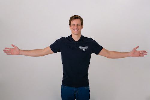  César Cielo leva lições de resiliência e alta performance em conferência internacional de construção e arquitetura em São Paulo