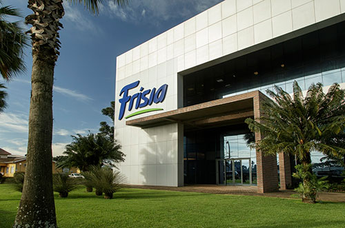 A Frísia Cooperativa Agroindustrial, com sede em Carambeí (PR), anuncia a assinatura do contrato de aquisição de uma esmagadora de soja em Ponta Grossa (PR). A planta tem capacidade de processamento de 3,4 mil toneladas de soja por dia. O complexo industrial pertence à multinacional Louis Dreyfus Company (LDC). Os atuais colaboradores serão mantidos na estrutura. “A aquisição dessa unidade industrial representa um avanço significativo para o cooperativismo paranaense, agregando valor para seus cooperados e impulsionando o desenvolvimento regional. A verticalização da produção, viabilizada por essa unidade, é um pilar fundamental do nosso Planejamento Estratégico para o ciclo 2025-2030. Ao integrarmos etapas produtivas, desde o recebimento da matéria-prima até a industrialização e comercialização dos derivados, ampliamos nossa eficiência, fortalecemos a competitividade e garantimos maior autonomia para enfrentar os desafios do mercado”, destaca o superintendente da Cooperativa Frísia, Mario Dykstra. Localizada em um terreno de 58,08 hectares, a unidade tem como estrutura: área de recepção, beneficiamento e armazenamento de grãos, com capacidade estática de 300 mil toneladas; área de preparação da soja; extração de óleo e farelo; degomagem e envase de lecitina; e refinaria. A esmagadora terá como foco a produção de óleo de soja degomado, destinado predominantemente à fabricação de biocombustíveis, e farelo de soja voltado tanto ao mercado interno quanto à exportação, além de outros produtos como lecitina e casca de soja, utilizados em indústrias de alimentos destinados ao consumo humano e à nutrição animal. Para que a operação passe a ser administrada pela cooperativa, ainda é necessária a aprovação do Conselho Administrativo de Defesa Econômica (CADE) e a conclusão da transferência das licenças e autorizações. A estimativa é que esse processo seja finalizado até o segundo semestre de 2026. Sobre a Cooperativa Frísia Com 100 anos de história, a Frísia Cooperativa Agroindustrial é a mais antiga cooperativa de produção do Paraná e segunda do Brasil, e tem como valores Fidelidade, Responsabilidade, Intercooperação, Sustentabilidade, Integridade e Atitude (FRISIA). Sua trajetória se confunde com a do cooperativismo brasileiro, em que a união, o trabalho e a organização promovem resultados sustentáveis para cooperados, colaboradores, parceiros e sociedade, sempre aplicando os sete princípios cooperativistas. A Frísia nasceu em Carambeí (PR), em 1925, como Sociedade Cooperativa Hollandeza de Laticínios, onde está localizada a matriz. Atualmente, está presente em 11 municípios dos Campos Gerais paranaense e possui unidades em três cidades do Tocantins, estado onde começou as atividades em 2016. São mais de mil cooperados e mais de 1,2 mil colaboradores que fazem da Frísia uma das maiores cooperativas do Brasil, com atividades nos segmentos de grãos, lácteos, florestas, rações, sementes e proteína animal. Mesmo inovadora e atualizada às rápidas mudanças no campo, a Frísia mantém a sua essência traduzida em “Nenhum de nós é tão bom quanto todos nós juntos”! Saiba mais em frisia.coop.br.