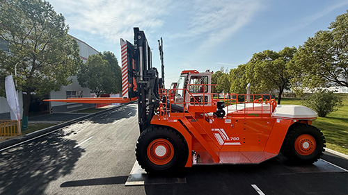 Gigante da movimentação: Brasil recebe a primeira empilhadeira de 70 toneladas para atender portos e indústrias