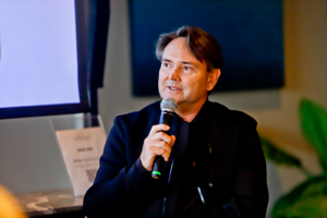 Piso aquecido elétrico Hotfloor & SmartLy se consolida no alto padrão ao unir conforto térmico imediato,engenharia simplificada e controle inteligente