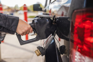 Diesel mantém trajetória de alta e acumula avanço próximo de 25% em março, pressionando cadeia logística, aponta IBPT