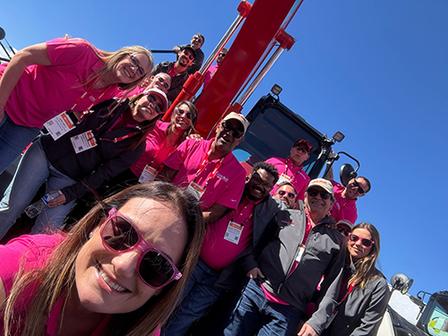 Escavadeira cor-de-rosa da Link-Belt arrecada US$ 220 mil em leilão beneficente na CONEXPO 2026