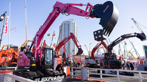 Escavadeira cor-de-rosa da Link-Belt arrecada US$ 220 mil em leilão beneficente na CONEXPO 2026