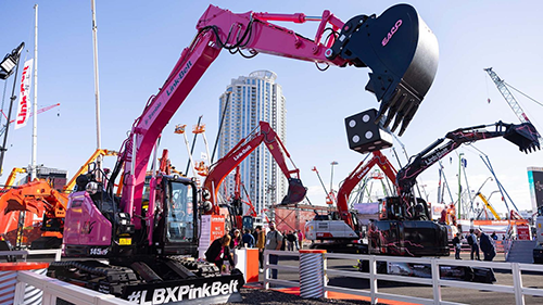 Escavadeira cor-de-rosa da Link-Belt arrecada US$ 220 mil em leilão beneficente na CONEXPO 2026
