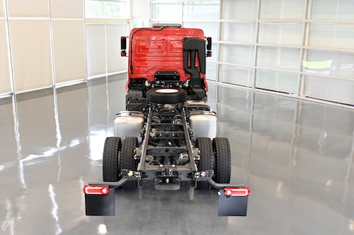 Mercedes-Benz amplia portfólio do Axor e lança cavalos mecânicos com suspensão traseira pneumática e versão plataforma do modelo 2038