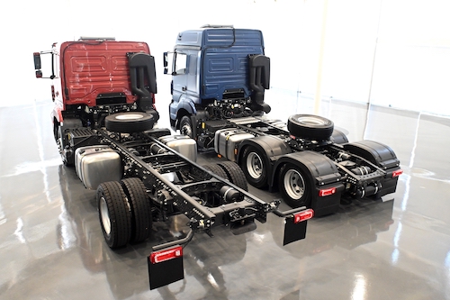 Mercedes-Benz amplia portfólio do Axor e lança cavalos mecânicos com suspensão traseira pneumática e versão plataforma do modelo 2038