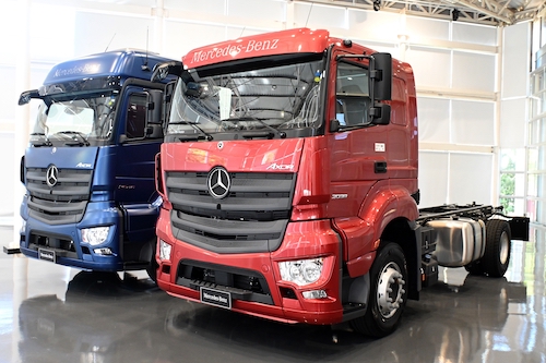 Mercedes-Benz amplia portfólio do Axor e lança cavalos mecânicos com suspensão traseira pneumática e versão plataforma do modelo 2038