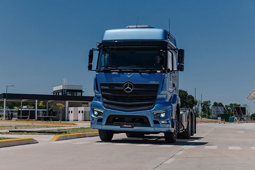  Caminhão extrapesado Mercedes-Benz Novo Axor faz sua estreia no mercado argentino