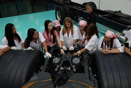 Mercedes-Benz inova com treinamento exclusivo para mulheres vendedoras de caminhão de seus concessionários