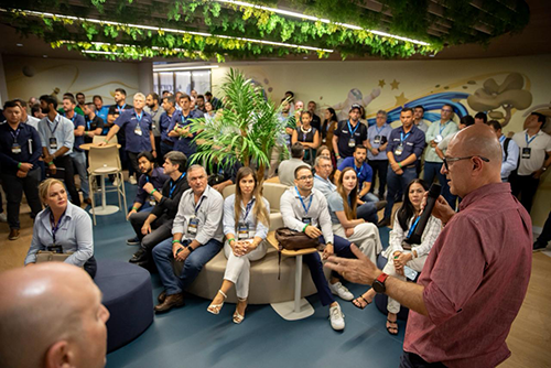 Ricardo Almeida, CEO Netafim Mercosul, fala com colaboradores na abertura da nova unidade