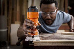 LIXADEIRA DE CINTA 900W BEBS0900 Com novo design, a Lixadeira de Cinta 900W BEBS0900 combina potência e ergonomia para oferecer mais conforto e controle durante o uso. A empunhadura emborrachada e a empunhadura ajustável em três posições garantem estabilidade em diferentes orientações de trabalho. Já a tampa retrátil facilita o acesso a espaços reduzidos, enquanto o botão de ajuste do alinhamento da lixa assegura maior precisão e evita desvios. Prática no dia a dia, permite a troca da cinta sem necessidade de ferramentas. Conta ainda com sistema de coleta de pó otimizado, que contribui para um ambiente mais limpo. Equipada com motor de 900W, alcança velocidade de 400 m/min, garantindo eficiência na remoção de material em diversas superfícies. Acompanha 1 cinta de lixa e 1 saco coletor de pó.