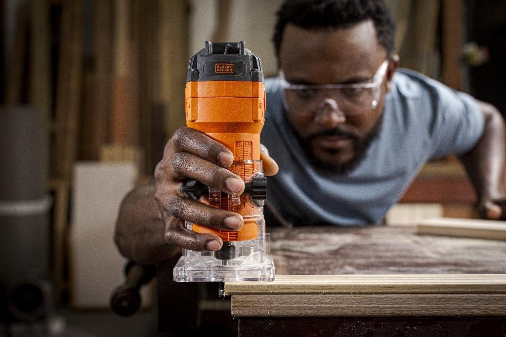 LIXADEIRA DE CINTA 900W BEBS0900 Com novo design, a Lixadeira de Cinta 900W BEBS0900 combina potência e ergonomia para oferecer mais conforto e controle durante o uso. A empunhadura emborrachada e a empunhadura ajustável em três posições garantem estabilidade em diferentes orientações de trabalho. Já a tampa retrátil facilita o acesso a espaços reduzidos, enquanto o botão de ajuste do alinhamento da lixa assegura maior precisão e evita desvios. Prática no dia a dia, permite a troca da cinta sem necessidade de ferramentas. Conta ainda com sistema de coleta de pó otimizado, que contribui para um ambiente mais limpo. Equipada com motor de 900W, alcança velocidade de 400 m/min, garantindo eficiência na remoção de material em diversas superfícies. Acompanha 1 cinta de lixa e 1 saco coletor de pó.