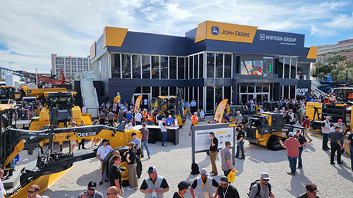 John Deere apresenta estande imersivo de 7 mil m² na CONEXPO-CON/AGG 2026, em Las Vegas