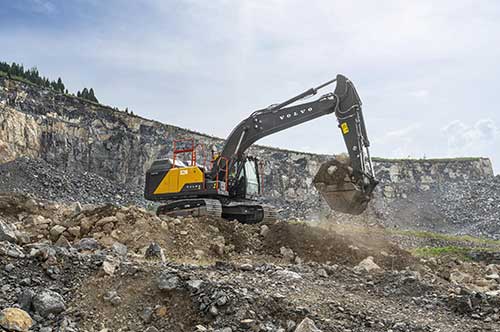 Volvo CE lança no Brasil a EC230 Electric, escavadeira de médio porte com zero emissões