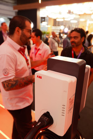 ABB leva simulador da Formula E à Feicon e convida público a vivenciar experiência de mobilidade elétrica