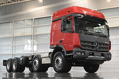 Mercedes-Benz lança na Agrishow novos caminhões Atego para operações mistas e fora de estrada