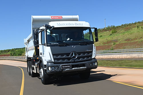 Mercedes-Benz lança na Agrishow novos caminhões Atego para operações mistas e fora de estrada