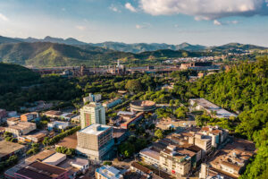 Aperam injeta mais de R$ 1 bilhão na economia local e doa chapas de inox ao município de Timóteo