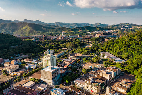 Aperam injeta mais de R$ 1 bilhão na economia local e doa chapas de inox ao município de Timóteo