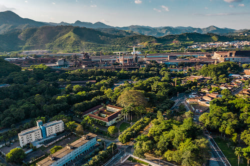 Aperam injeta mais de R$ 1 bilhão na economia local e doa chapas de inox ao município de Timóteo