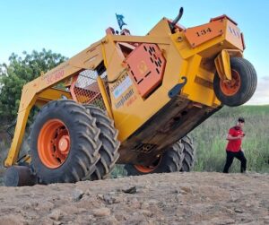 Supercarregadeira para terrenos inclinados é apresentada em Pernambuco