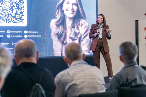 A Casa John Deere se consolida em 2026 como o maior momento de lançamentos da história da companhia no Brasil, reunindo todo o ecossistema do agronegócio e construção. O espaço foca em experiências imersivas que conectam o produtor rural e o operador de infraestrutura ao futuro da conectividade no campo. A iniciativa ocorre ao lado do Centro de Distribuição de Peças para a América do Sul, o SA-PDC. O evento recebeu mais de sete mil participantes, sendo mais de dois mil clientes da marca John Deere no Brasil. A preparação do espaço envolveu 21,5 quilômetros de cabeamento elétrico, 26 geradores com capacidade de 12 mil kVA — o suficiente para abastecer uma cidade de 60 mil habitantes — e 485 m2 de painéis de LED para apresentações e experiências imersivas, incluindo a Experiência John Deere, um telão 3D com imagens dos lançamentos da companhia. A tecnologia consiste em uma tela “em esquina”, como as que viralizaram nos Estados Unidos e na China, que utiliza o ângulo de 90° para integrar a imagem ao ambiente e causar a sensação de tridimensionalidade.