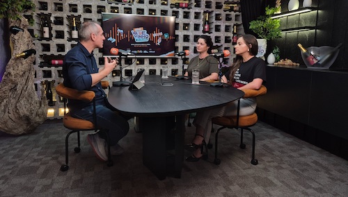 Podcast Vai de Vinho Brasileiro encerra segunda temporada com episódio sobre bares e eventos que levaram o vinho às ruas