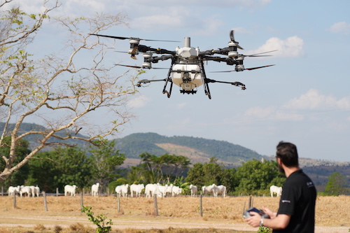 Uso de drones na agricultura cresce mais de 10 vezes no Brasil, com desempenho equivalente à pulverização tradicional