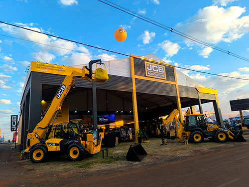 JOIA | EXPERIÊNCIAS QUE TRANSFORMAM ASSINA PROJETO DA JCB NA AGRISHOW 2026, COM FOCO EM NEGÓCIOS E RELACIONAMENTO
