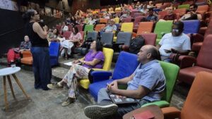 Debates sobre segurança hídrica e governança da água marca encontro de comitês de bacias na Bahia Reunião reuniu representantes de 14 colegiados e discutiu impactos de mudanças regulatórias e desafios climáticos na gestão dos recursos hídricos A gestão dos recursos hídricos e os desafios crescentes relacionados à segurança da água na Bahia e no Brasil estiveram no centro da 30ª Reunião Plenária Ordinária do Fórum Baiano de Comitês de Bacias Hidrográficas (FBCBH), realizada nos dias 8 e 9 de abril, em Salvador. O encontro reuniu representantes dos 14 comitês de bacias do estado, além de especialistas e gestores públicos da Agência Nacional de Águas (ANA), Agência Pernambucana de Água e Clima (APAC), Fórum Fluminense de Comites de Bacias Hidrográficas (RJ), Secretarias de Meio Ambiente da Bahia e Sergipe, entre outras, em torno de temas como governança, equidade de gênero, eventos extremos e mudanças no marco regulatório do setor. O debate ocorre em um contexto de maior pressão sobre os recursos hídricos, impulsionado por eventos climáticos mais intensos, como secas prolongadas e chuvas extremas, e pela necessidade de aprimorar os instrumentos de gestão da água nas bacias do estado. Nesse cenário, os comitês de bacias — instâncias que reúnem poder público, usuários e sociedade civil — têm papel estratégico na mediação de conflitos e na definição de prioridades para o uso da água. Na Bahia, os comitês atuam em diferentes regiões hidrográficas, com desafios que vão desde a escassez hídrica até a pressão sobre mananciais urbanos. A reunião do Fórum buscou alinhar estratégias e ampliar o debate sobre a atuação desses colegiados diante de um cenário de maior complexidade. “A atuação dos comitês de bacias se torna ainda mais estratégica diante de um contexto de maior variabilidade climática e de pressões sobre os recursos hídricos. Fortalecer esses espaços é fundamental para garantir decisões mais equilibradas e sustentáveis”, afirma Ana Odália Sena, coordenadora do Fórum Baiano de Comitês de Bacias Hidrográficas. Entre os principais pontos discutidos esteve o Projeto de Lei 4.546/2021, que propõe mudanças na governança dos recursos hídricos no país. O tema mobilizou representantes do setor público e dos comitês, com foco na avaliação de seus impactos para o modelo de gestão participativa. “A proposta traz implicações relevantes para a governança dos recursos hídricos e para a forma como os comitês participam das decisões. É fundamental ampliar o diálogo para avaliar os possíveis impactos e garantir a manutenção dos avanços já consolidados”, observa Larissa Cayres, coordenadora de recursos hídricos da Secretaria do Meio Ambiente da Bahia. A agenda também destacou a segurança hídrica como um dos principais desafios atuais. O conceito envolve não apenas o acesso à água em quantidade e qualidade adequadas, mas também a capacidade de resposta a eventos extremos. “A segurança hídrica deixou de ser uma agenda setorial e passou a ser um tema estruturante para o desenvolvimento. Os comitês de bacias têm papel fundamental na articulação entre diferentes interesses e na construção de soluções adaptadas às realidades locais”, avalia Luiz Henrique Pinheiro, especialista em Regulação de Recursos Hídricos da Agência Nacional de Águas e Saneamento Básico (ANA). Luiz Henrique ainda afirmou que o tema segurança hídrica já faz parte do Plano de Recursos Hídricos de diversos Comitês de Bacia Hidrográfica do país. Do ponto de vista territorial, os desafios enfrentados pelos comitês também foram destacados durante o encontro. “A gestão da água exige conciliar diferentes usos e lidar com situações cada vez mais complexas, como a desertificação, os períodos de escassez e eventos extremos. Os comitês são espaços fundamentais para construir soluções coletivas”, comenta Paulo Neiva, presidente do Comitê da Bacia Hidrográfica dos Rios Verde e Jacaré. Ao final da reunião, os membros do FBCBH aprovaram o convite aos deputados federais baianos Alice Portugal e Pastor Sargento Isidório (que fazem parte da comissão de discussão da PL) para discussão sobre a PL 4546/2021 e a junção e divulgação dos dados da PL para divulgação à sociedade, a solicitação de revisão dos Regimentos Internos dos Comitês para inclusão da equidade de gênero nas diretorias e a criação, proposta pelo FBCBH, de oficinas de capacitação pelos Comitês para reestruturação de seus planejamentos estratégicos e do próprio FBCBH, reforçando o papel dos comitês de bacias como instâncias centrais para o fortalecimento do Sistema de Gerenciamento de Recursos Hídricos e para a construção de respostas frente aos desafios hídricos no estado e no país.