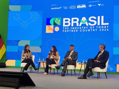 A crescente relevância dos minerais críticos na economia global marcou a participação do Instituto Brasileiro de Mineração (IBRAM) na Hannover Messe, maior feira de tecnologia industrial do mundo. Realizada entre os dias 19 e 22 de abril de 2026, na cidade de Hannover, na Alemanha, o encontro contou com a participação da gerente de Assuntos Minerários do instituto, Aline Nunes. Ela detalhou a estruturação do setor mineral brasileiro para liderar esta pauta estratégica global, fundamentada no cenário da riqueza geológica do Brasil combinada com uma matriz elétrica na qual mais de 90% da energia advém de fontes renováveis. A agenda de participação na Hannover Messe no dia 21 de abril integrou um missão oficial brasileira no país, organizada pelo Governo Alemão, realizada entre 19 e 25 de abril de 2026. No mesmo dia, Aline participou como painelista do encontro “Transição Energética e Minerais Críticos”, realizado no Pavilhão Brasil da feira. O debate reuniu especialistas do setor e destacou o papel estratégico da mineração na descarbonização e no avanço de novas tecnologias. A participação do IBRAM reforçou a presença institucional do Brasil em um evento que teve o país como parceiro oficial nesta edição.