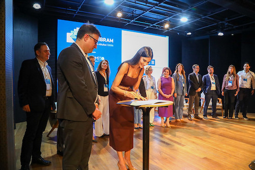 Executivos de mineradoras assinam carta de compromisso com diversidade e inclusão na abertura da DIVERSIBRAM 2026