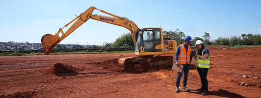 Em um cenário em que a disponibilidade das máquinas e o custo de paradas não planejadas impactam diretamente as operações, a Komatsu amplia o programa Komatsu Mais, que passa a oferecer cobertura de até 7 anos ou 13 mil horas para os principais componentes do trem de força — o que ocorrer primeiro. A atualização substitui o modelo anterior, de 5 anos ou 10 mil horas, e posiciona a companhia como a primeira a atingir esse patamar de cobertura em horas na linha amarela, diante do aumento da intensidade de uso dos equipamentos e da necessidade de reduzir riscos ao longo da operação. De acordo com Cid Clay Quirino, Gerente de Serviços da Komatsu, “o Komatsu Mais evolui junto com a realidade do cliente e amplia a proteção em um momento em que o custo de falhas e paradas tem impacto direto no resultado”. Focado nos componentes do trem de força — conjunto que inclui motor, transmissão e eixos —, o programa cobre itens críticos ao desempenho e à disponibilidade, com execução pela rede autorizada, uso de peças genuínas e mão de obra especializada, mantendo o equipamento dentro dos padrões de fábrica e reduzindo a incidência de intervenções corretivas, assegurando, assim, o nível de confiabilidade que os clientes demandam em suas aplicações. A extensão da garantia se conecta a uma estrutura mais ampla de suporte, que inclui contratos de manutenção monitorada (MMK) e integração ao sistema de telemetria KOMTRAX. Com acesso a dados de uso, histórico de manutenção e alertas de desempenho, é possível antecipar falhas e organizar intervenções com menor impacto. Esse conjunto reforça uma abordagem baseada no Custo Total de Propriedade (TCO), que considera não apenas o investimento inicial, mas também despesas ao longo do uso, como manutenção, reposição de peças e impactos de paradas, permitindo uma gestão mais precisa do desempenho e do custo operacional. “O programa reúne garantia, manutenção e monitoramento em uma mesma estrutura, apoiando uma gestão mais eficiente da máquina”, destaca Quirino. Entre os efeitos práticos estão a redução de despesas imprevistas, maior disponibilidade dos equipamentos e valorização na revenda, além de suporte técnico contínuo. Sobre Komatsu A Komatsu desenvolve e fornece tecnologias, equipamentos e serviços para os mercados de construção, mineração, industrial e florestal. Há mais de um século, a empresa tem criado valor para os seus clientes por meio da inovação na produção e na tecnologia, estabelecendo parcerias com terceiros para capacitar um futuro sustentável onde as pessoas, os negócios e o planeta prosperem juntos. Indústrias de ponta em todo o mundo utilizam as soluções da Komatsu para desenvolver infraestruturas modernas, extrair minerais fundamentais, gerir florestas e criar produtos de consumo. As redes globais de serviços e distribuidores da empresa apoiam as operações dos clientes para aprimorar a segurança e promover a produtividade, enquanto trabalham para