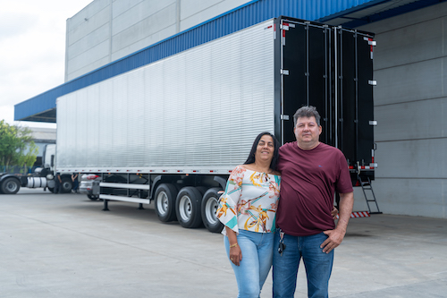 Librelato conclui campanha "Estrada de Prêmios" e contempla clientes com implementos porta-contêiner e furgão lonado