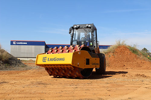 LiuGong 6612E: eficiência e versatilidade na compactação de solos