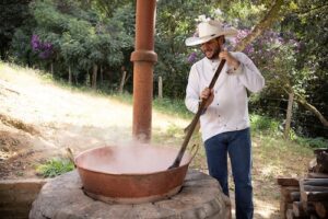 Recordista do Guinness prepara doce gigante no estande da Massey Ferguson e destaca a agricultura familiar na Agrishow